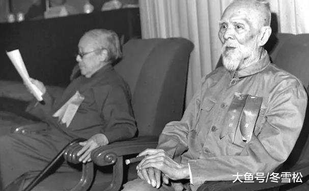 他是著名的黑老大，却站上了开国大典的城楼上，连美国的总统都给他当律师