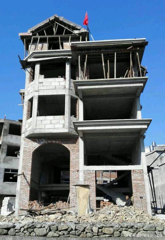 大山深处砸70万建四层洋房被嘲笑呆瓜，不在城里买房是不是傻？