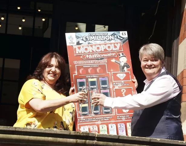 男子去给橘猫买罐头，结果中了100万英镑彩票大奖，真正的招财猫！