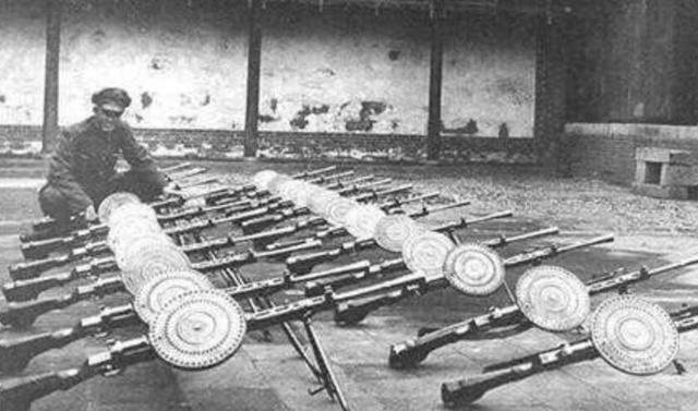 一个步兵连装备9挺轻机枪，抗战时期，什么部队有这个武器水平？