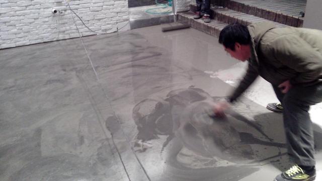 现在大户人家地面都这样，直接用水泥找平之后不贴砖，省事又漂亮