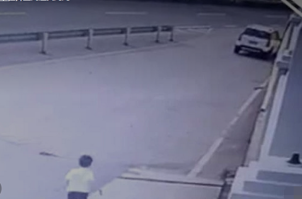 六岁男孩高速路上狂奔，妈妈粗心大意把他遗忘在服务区！