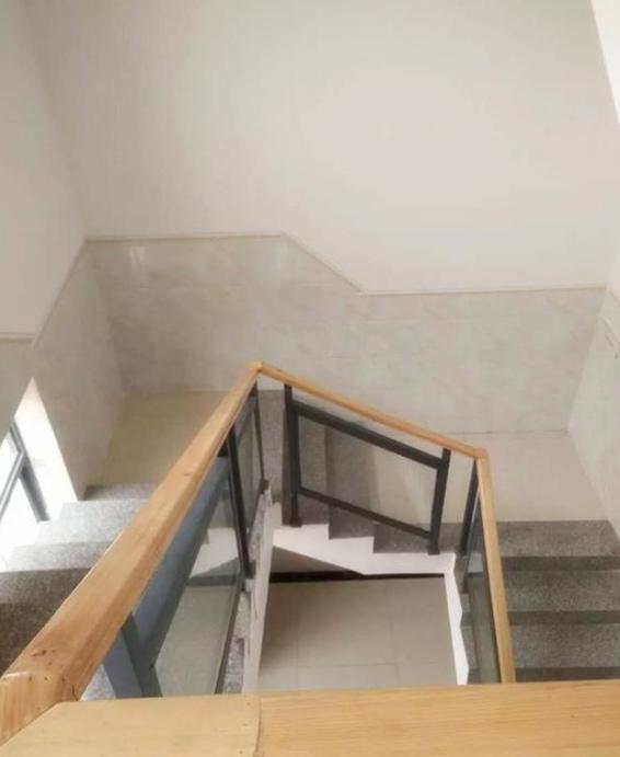 妹夫回农村盖了栋小洋楼，花费了50多万，不过孤零零一栋瘆得慌!