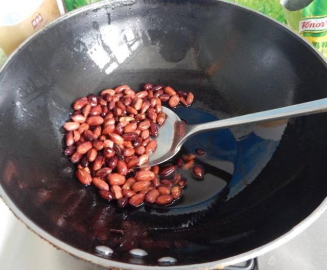 炒花生米时，直接下锅就毁了！大厨多加一步，花生更香更脆没糊味