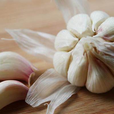 吃大蒜虽有好处，这四种人却不能吃，要谨慎！