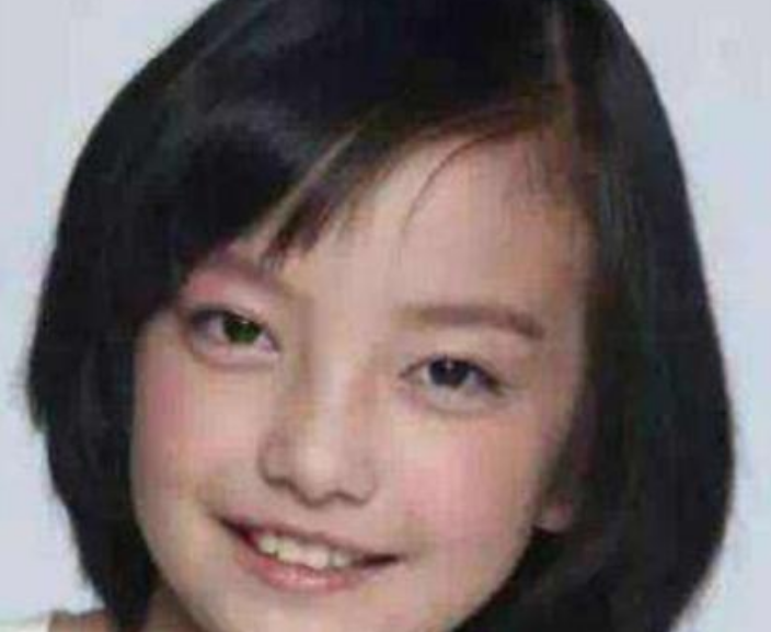 10歲小女孩撞臉趙薇，簡直一模一樣，網友紛紛好奇父母顏值