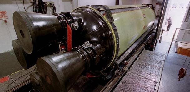 B52满载核弹外出演练，高空起火飞行员弃机跳伞，4枚氢弹砸向地面