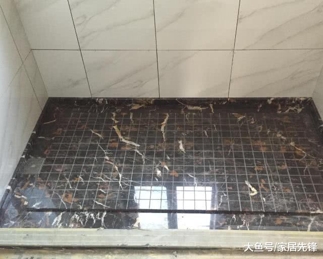 淋浴房地面不要贴瓷砖了，如今聪明人流行这样装，后悔没早知道