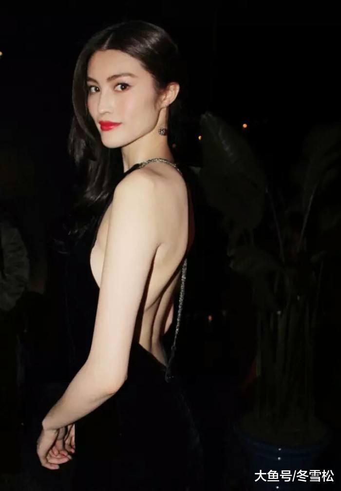 街拍：长发披肩尽显柔美温婉，维密下的何穗很接地气！