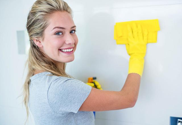 漏水漏到楼下天花板，都是蹲便器的错！撬开一看，师傅直呼修不了