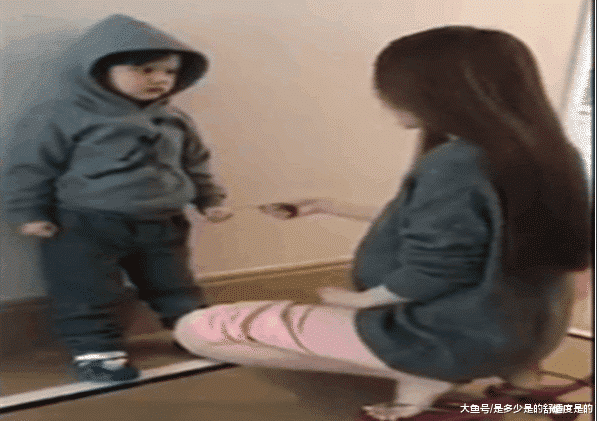儿子调皮遭妈妈训, 却拽紧了拳头, 网友: 你这是想造反吗