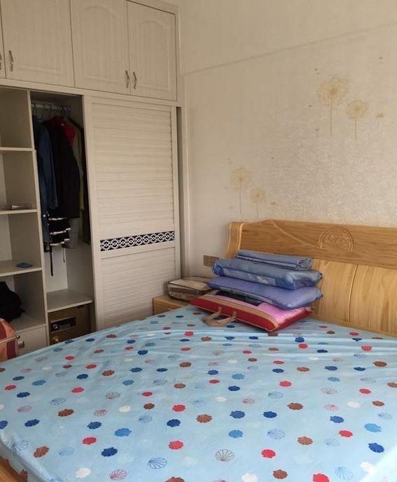 老婆突發奇想在臥室中間加堵墻，家人不解，入住后才知實用！