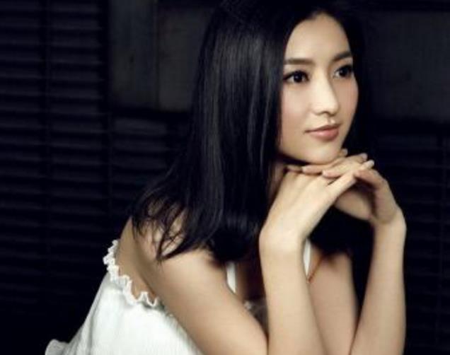 出道13年零绯闻，凭借《甄嬛传》走红，未婚先孕嫁给“丑男”