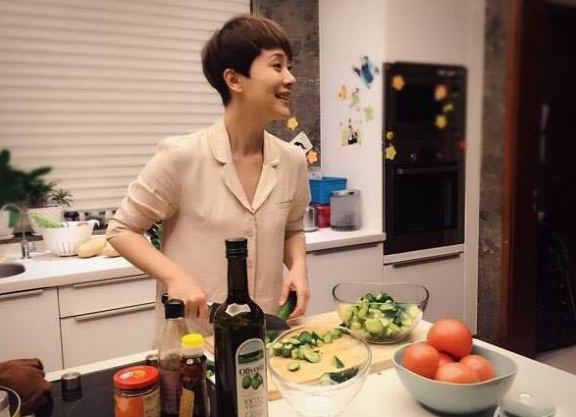 晒晒海清住的豪宅，在家也经常吃素菜，不愧是国民好媳妇