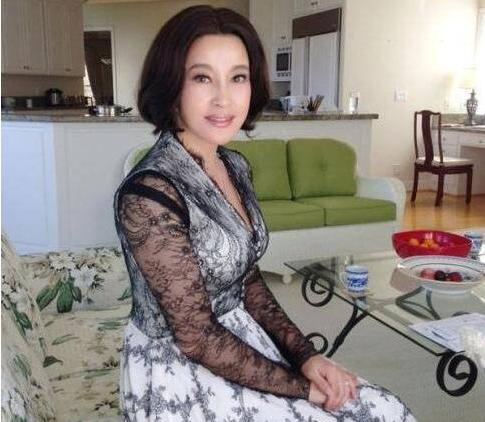 刘晓庆晒出自己的豪宅，如今活得像18岁女生一样，太令人羡慕了