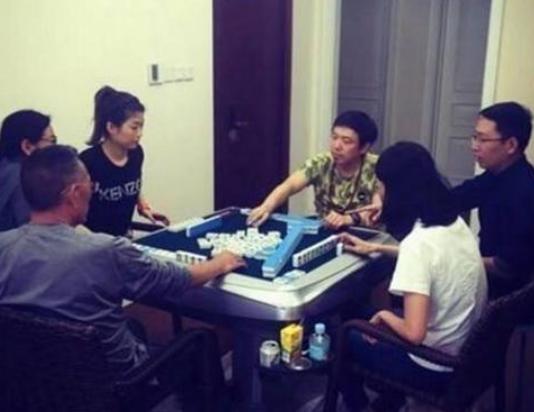 賈玲曬出自己的豪宅，自己能吃一盆小龍蝦，這胃口也太好了