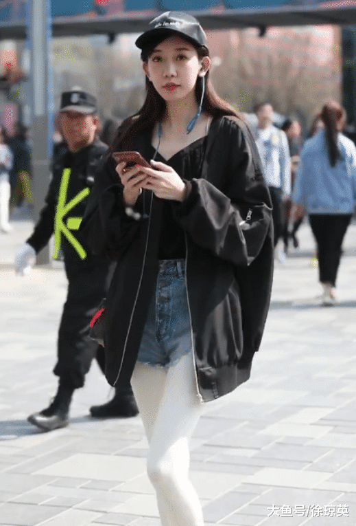 摄影：有颜值就是任性，白色丝袜穿的“如此清纯”