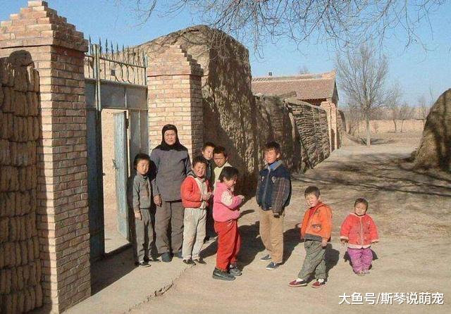 媳妇在外打工每月寄回五千，他悄悄跟了去，推开门后他给妻子下跪