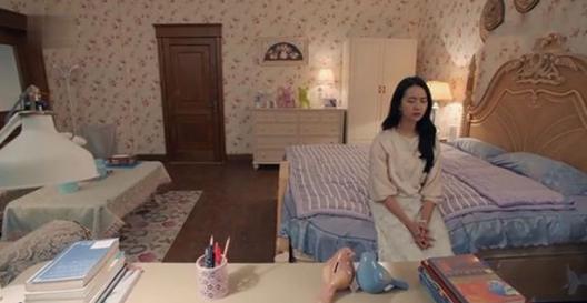 晒晒许龄月住的豪宅，卧室里面还有茶几和沙发，房子面积真是大