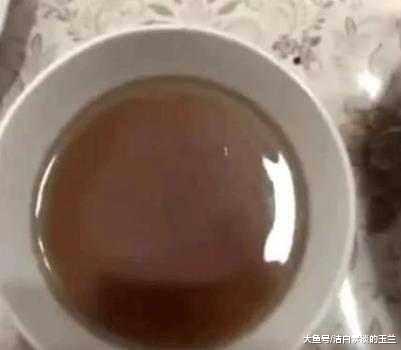 儿子结婚时，父亲挖出10年前埋在土里的酒，倒出后不淡定了