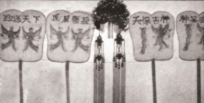 建国后还有人称帝, 颁布圣旨给已去世的蒋介石, 自己带人“御驾亲征”