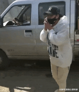 金毛丢失多日，主人竟在狗肉馆与它相遇，重逢的场面让人感动