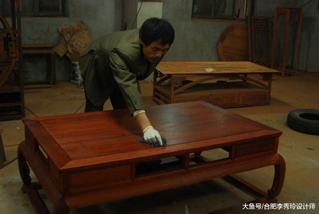 红木沙发买回家一擦就掉色，花10万买了假货？师傅：这价位掉色很正常