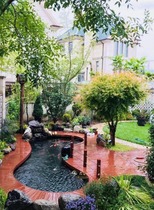 如果家里有个院子，就建个这样的鱼池吧，越住越富贵，真是太美了