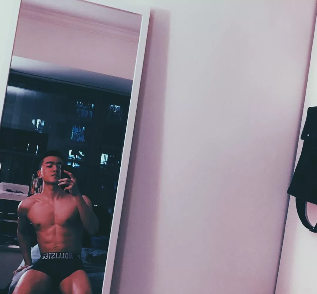 胸体育小哥の湿身写真！据说还是个肌肉