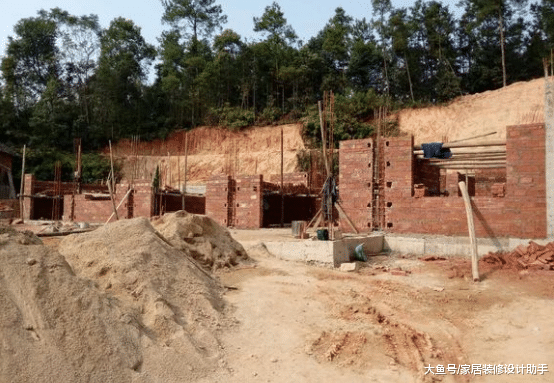 砸70萬建別墅招女婿，朋友說這羅馬柱打消了我想做上門女婿的念頭