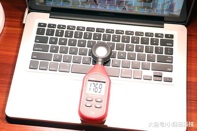 双光线感应搭配多角度可调设计，Yeelight光感智能台灯体验
