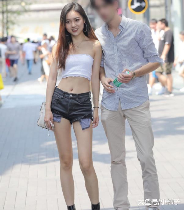 小姐姐打扮太漂亮，身旁的男生紧张了