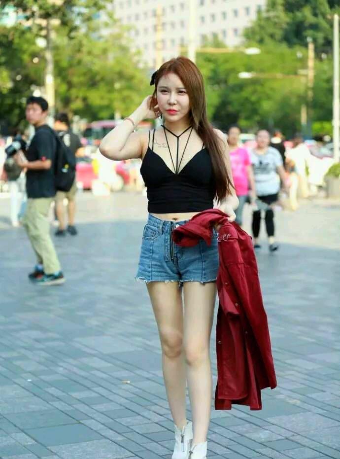 长发女神走心的吊带配短裤, 曼妙身姿很是惊艳!