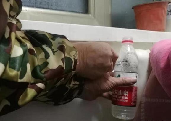 暖气片不热，60%的问题都出在管道上，一个改锥就能搞定