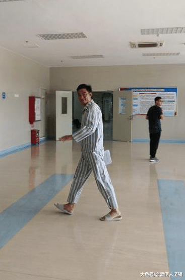 任达华被行刺者刺伤，报道文章下面评论全是支持严惩行刺者！