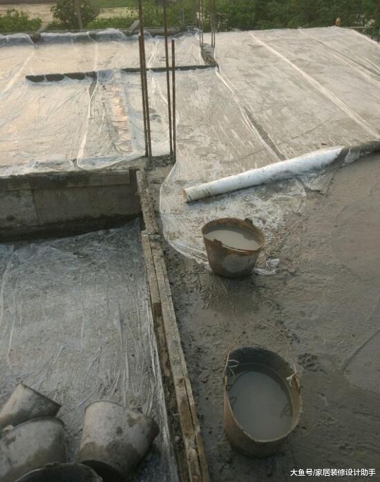 30万模仿图纸建房，邻居嘲讽说：红色、黄色、灰色看起来丑死了