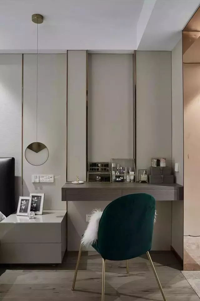 看似高冷的颜色，适当的用在家里，效果还是很不错的，沉稳有气质