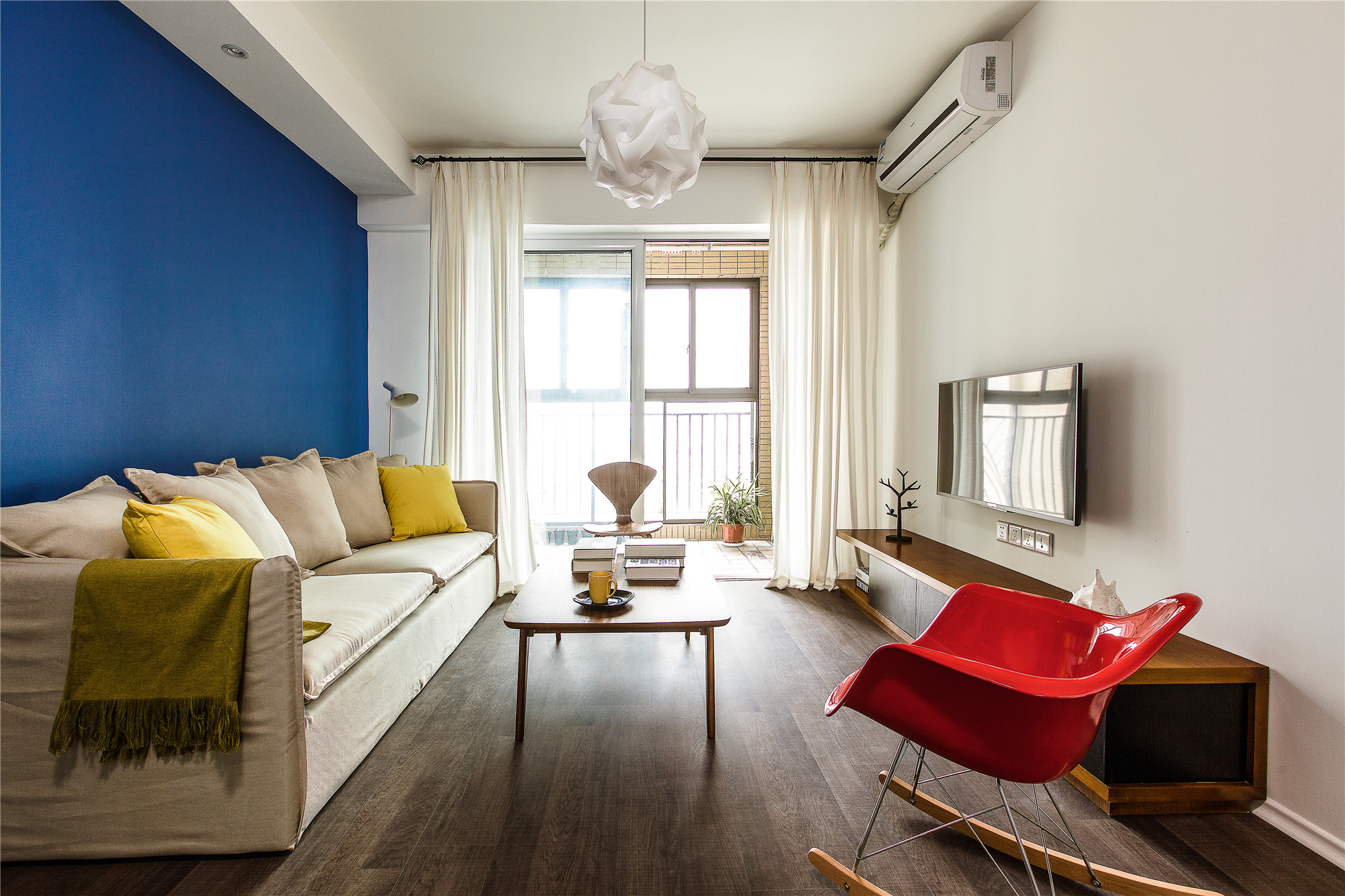 简约北欧三居室，衣帽间也能设计出工作台呢，真实用！