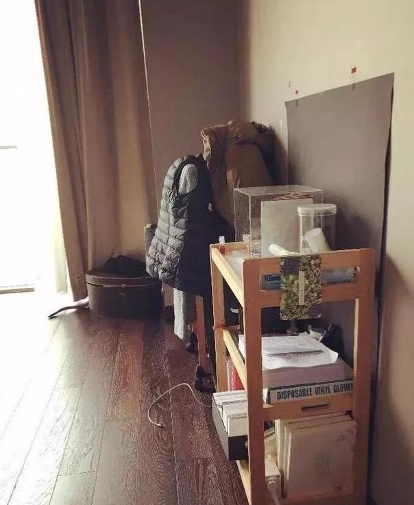 带你看看郑爽住的房子，卧室里连床也没有，平时都是直接睡地上