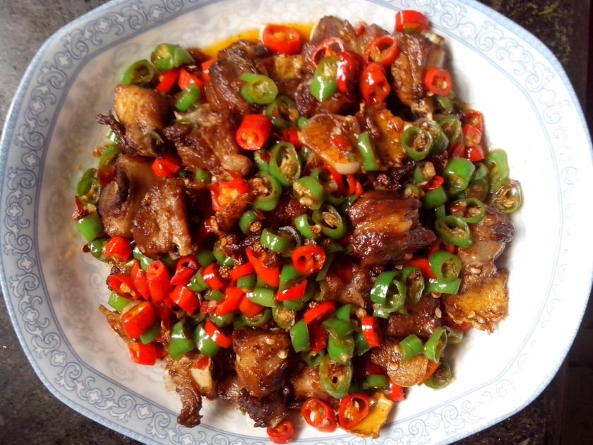 爆炒排骨，特别好吃，老人小孩都爱吃，老婆能吃一大锅