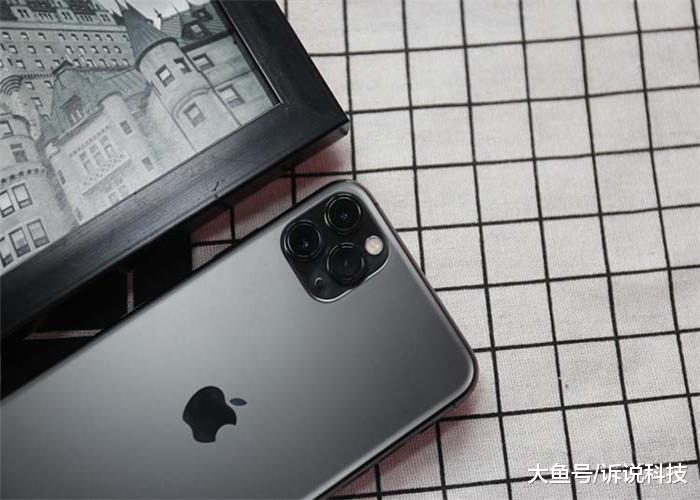 苹果11ProMax在美国卖的欢，国人还在期待iPhonese2，网友：是因为穷吗？