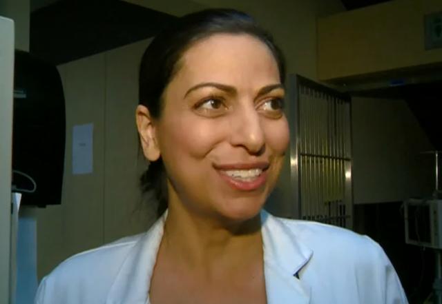 狗狗头被卡在轮胎里，流浪狗是因为肚子饿，哈士奇是因为太蠢