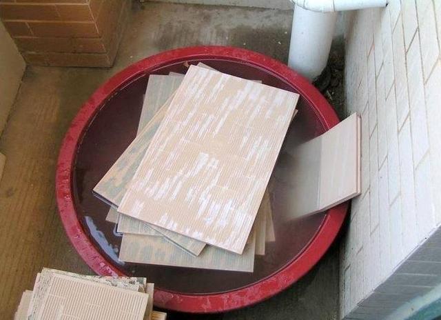 只要用于墙面的瓷砖都要泡水？原来我一直都想错了，这种砖除外！