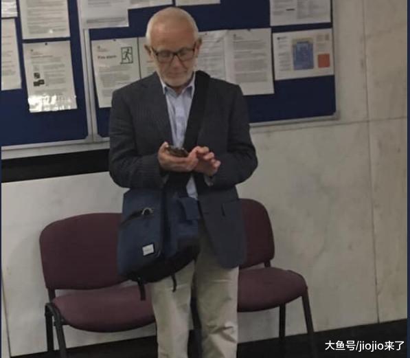 英71岁前法官用锤子打死狗引众怒，近3万人联名请愿：重判！