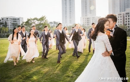 “最穷”婚礼火遍全网，新娘穿睡衣结婚，看到她头发又相信爱情了