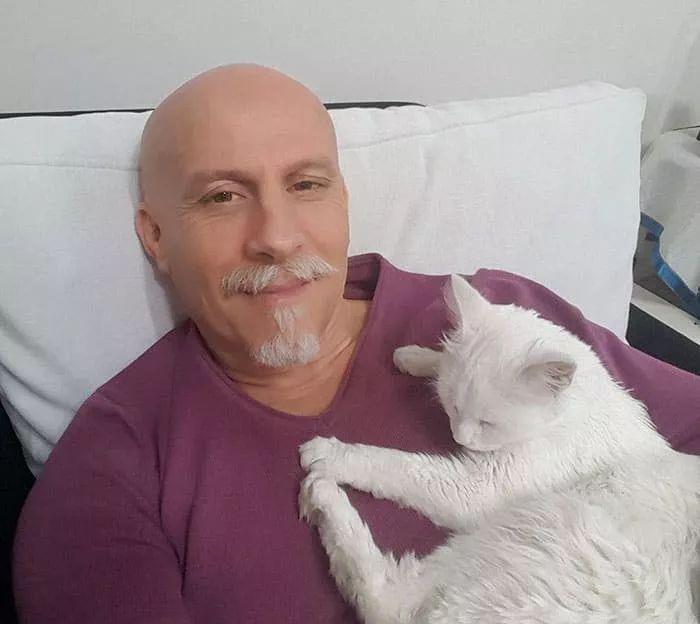 流浪猫卡进门缝休克，急诊医生马上冲过去，猫咪因祸得福……