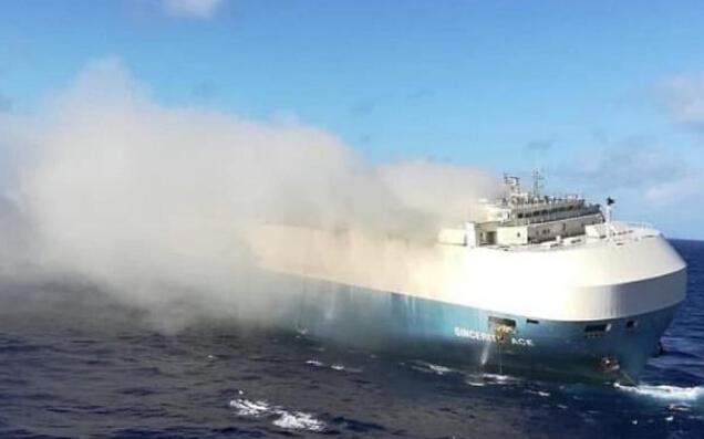 海面突然冒起白烟, 一艘船燃起大火, 美军紧急出动, 2人不幸身亡