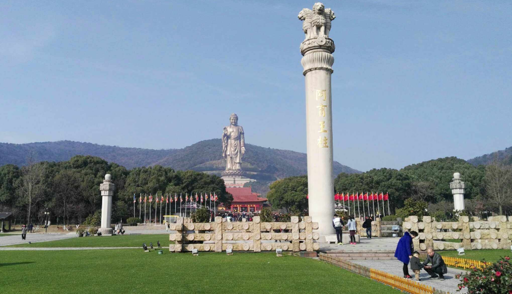 灵山胜境之一灵山大佛，规模宏大，气势非常，吸引了众多游客