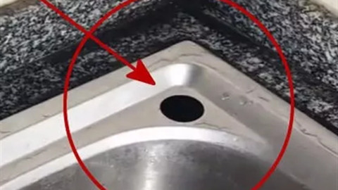 洗了7年碗才发现: 水槽旁这个孔, 多数人浪费不用, 聪明人天天用