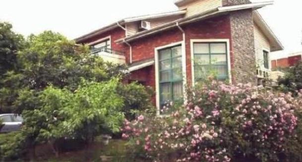 霍思燕住的豪宅有多大？卧室有点太空旷了，几十平米就放一张床